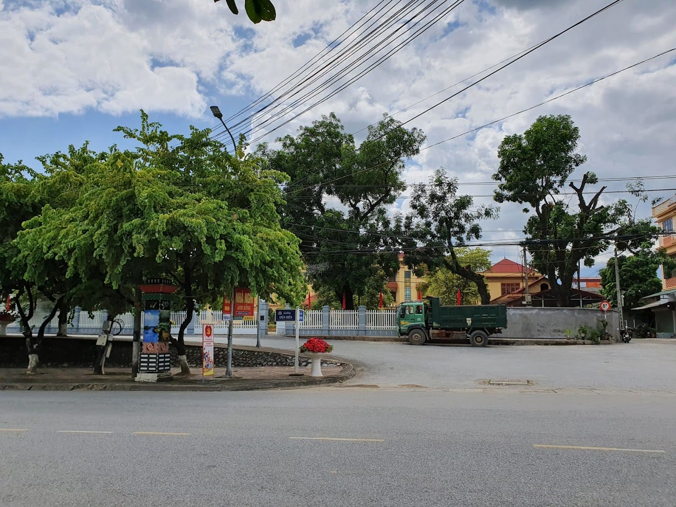 địa chỉ ủy ban nhân dân thị xã nghĩa lộ